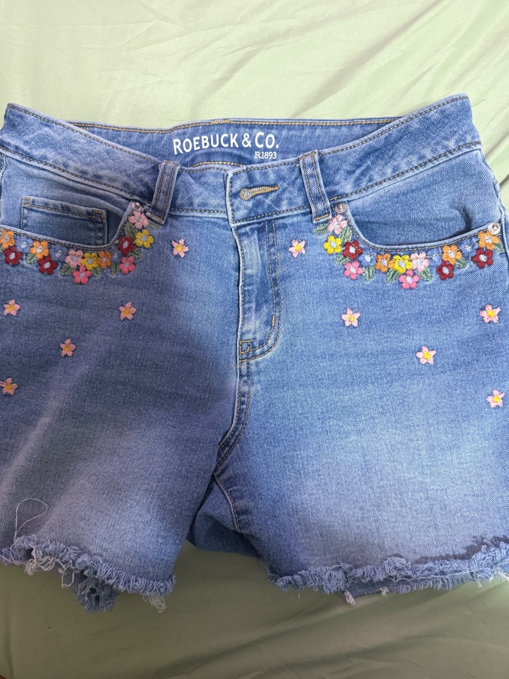 Roebuck & Co. Floral Embroidered Denim Shorts – Women’s Size 8 – Frayed Hem